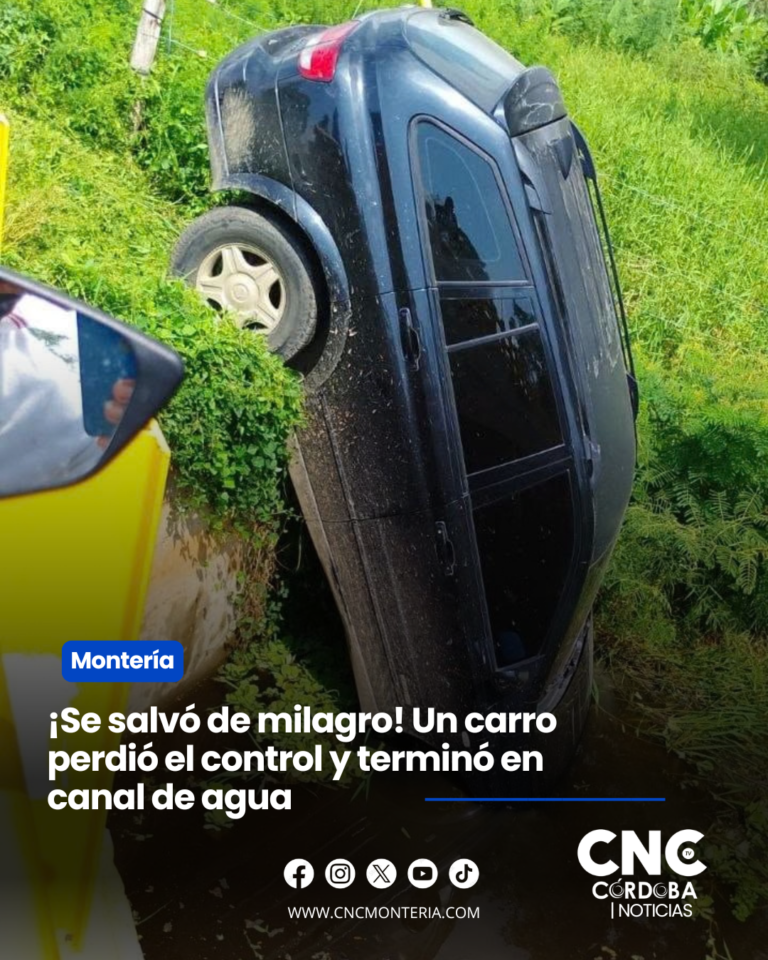 ¡Se salvó de milagro! Un carro perdió el control y terminó flotando dentro de un profundo canal de agua en Córdoba
