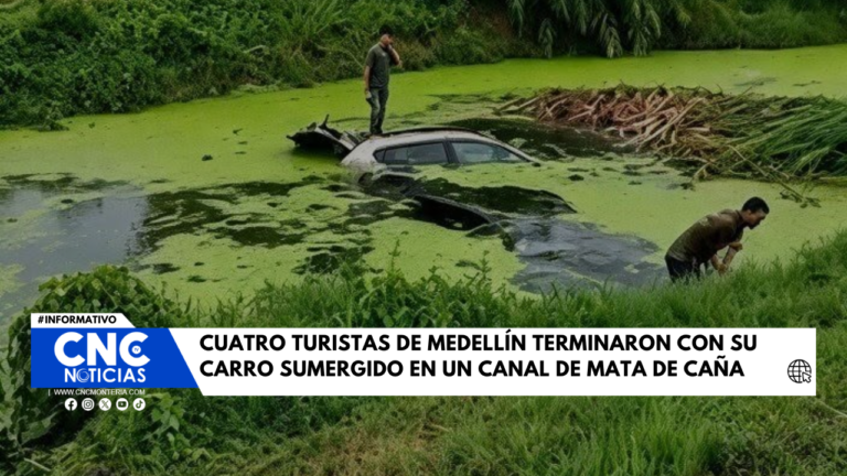 uatro turistas de Medellín terminaron con su carro sumergido en un canal de Mata de Caña